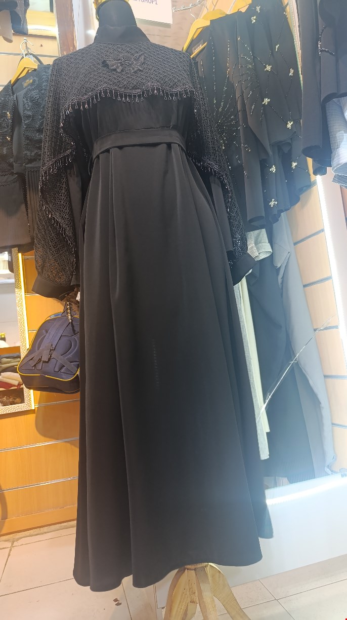 ✨ ست شنل و سارافون؛ شیک، خاص و کاربردی ✨ یک انتخاب جذاب برای استایلی متفاوت و چشم‌نواز 🤍 این ست شامل سارافون و شنل مجزاست و زیر سارافون نیز آستین‌دار طراحی شده؛ بنابراین می‌تونی هر کدوم از آیتم‌ها رو جداگانه هم استفاده کنی 