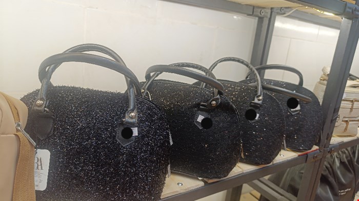 کیفی شیک و کاربردی، مناسب برای استایل‌های مجلسی و روزمره. دارای یک زیپ برای نگهداری ایمن وسایل ضروری، با طراحی جذاب و قابل استفاده در موقعیت‌های مختلف.
